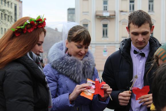Разом дивитися футбол та ходити на шопінг обіцяли молодята на Європейській площі, фото №6 на сайті 20minut.ua