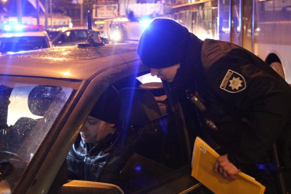 Сірий Опель "буцнув" тролейбус біля Універмагу, фото №3 на сайті 20minut.ua