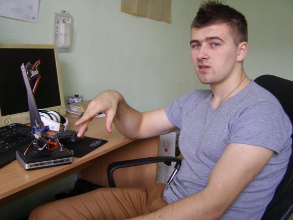 Студент з Вінниці створив робота, який може подати хворому ліки, вимірювати тиск, температуру тіла…, фото №1 на сайті 20minut.ua