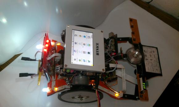 Студент з Вінниці створив робота, який може подати хворому ліки, вимірювати тиск, температуру тіла…, фото №4 на сайті 20minut.ua