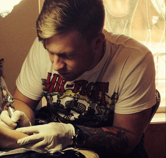 Тату з ініціалами та іменами коханих. Малюнки на все життя хмельничани виводять за кілька годин на сайті vsim.ua Тату з ініціалами та іменами коханих. Малюнки на все життя хмельничани виводять за кілька годин, фото №4 на сайті vsim.ua