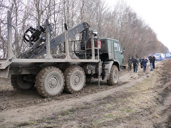 У Барському районі затримали “Камаз” з дубами, які вкрали у лісництві, фото №1 на сайті 20minut.ua