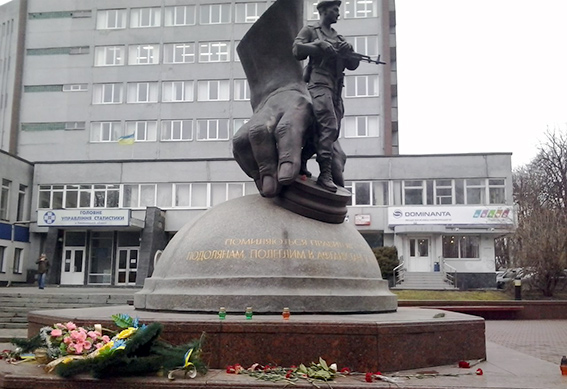 У Хмельницькому вандали розтрощили вінки біля пам’ятника полеглим в Афганістані, фото №1 на сайті vsim.ua