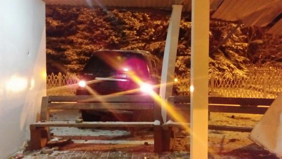 У Вінниці позашляховик в'їхав у зупинку Пирогова, фото №2 на сайті 20minut.ua