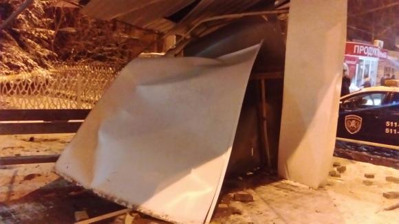 У Вінниці позашляховик в'їхав у зупинку Пирогова, фото №3 на сайті 20minut.ua