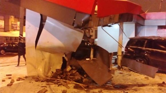 У Вінниці позашляховик в'їхав у зупинку Пирогова, фото №4 на сайті 20minut.ua