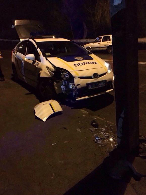 Вінницькі поліцейські вночі розбили патрульне авто, фото №1 на сайті 20minut.ua