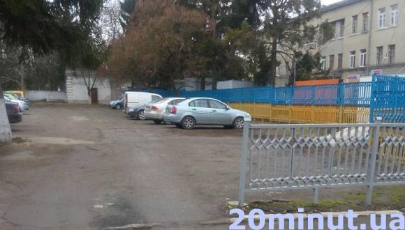 Заїзд до лікарні у Тернополі – тільки "своїм"?, фото №1 на сайті 20minut.ua