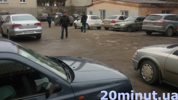 Заїзд до лікарні у Тернополі – тільки "своїм"?, фото №2 на сайті 20minut.ua