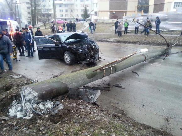 Жахливе ДТП на Тролейбусній: водій "Хонди" влетів у стовп (ОНОВЛЕНО), фото №2 на сайті 20minut.ua