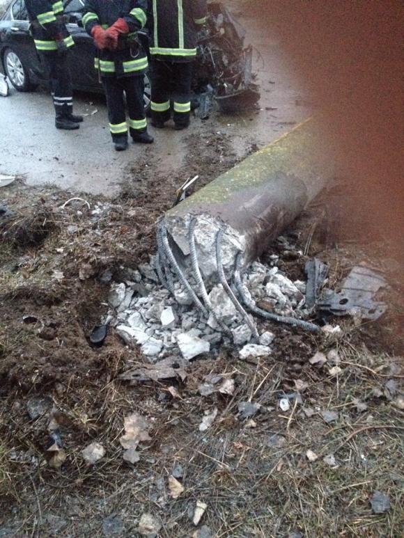 Жахливе ДТП на Тролейбусній: водій "Хонди" влетів у стовп (ОНОВЛЕНО), фото №4 на сайті 20minut.ua