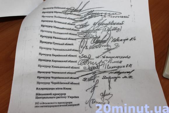 Активісти принесли обласному прокурору валізу з "діамантами" (ОНОВЛЕНО), фото №1 на сайті 20minut.ua