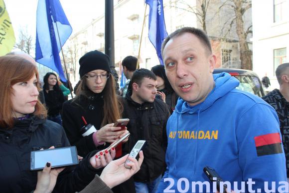 Активісти принесли обласному прокурору валізу з "діамантами" (ОНОВЛЕНО), фото №4 на сайті 20minut.ua