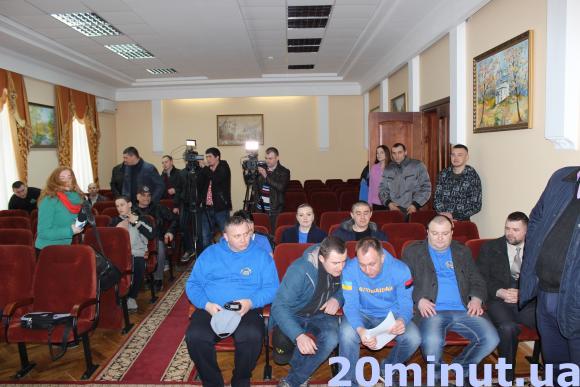 Активісти принесли обласному прокурору валізу з "діамантами" (ОНОВЛЕНО), фото №7 на сайті 20minut.ua