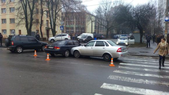 Аварія на Блока: зіткнулись «Мазда» та «ВАЗ», фото №1 на сайті 20minut.ua
