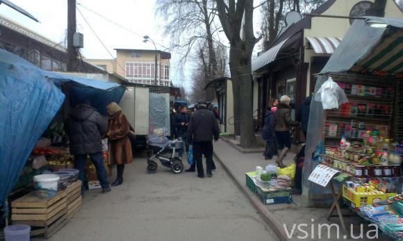 Хто забере кіоски? Через металеві конструкції на Виставці не можуть відкрити новий ринок, фото №1 на сайті vsim.ua