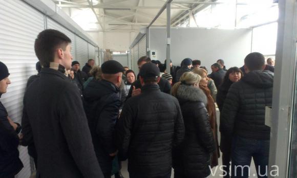 Хто забере кіоски? Через металеві конструкції на Виставці не можуть відкрити новий ринок, фото №3 на сайті vsim.ua