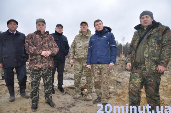 Керівник області та очільники правоохоронних органів Житомирщини відвідали місця видобутку бурштину. ФОТО, фото №1 на сайті 20minut.ua
