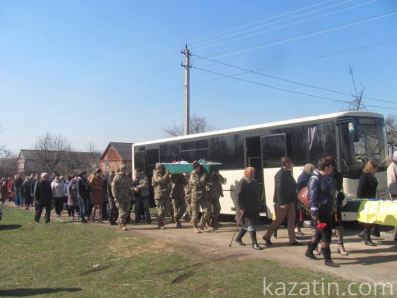 Козятинщина попрощалася із ще одним загиблим воїном АТО — Василем Осіпчуком (ОНОВЛЕНО), фото №7 на сайті 20minut.ua
