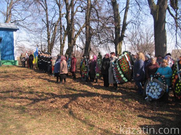 Козятинщина попрощалася із ще одним загиблим воїном АТО — Василем Осіпчуком (ОНОВЛЕНО), фото №8 на сайті 20minut.ua