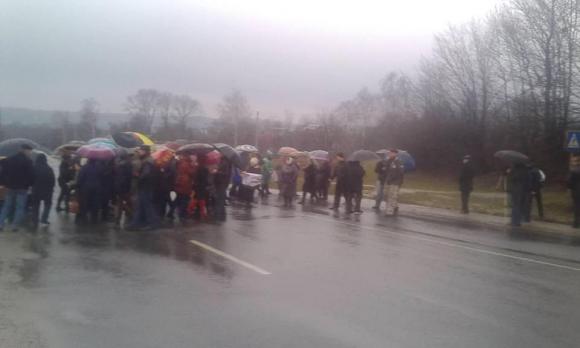 Люди із парасольками на Тернопільщині перекрили трасу міжнародного значення, фото №1 на сайті 20minut.ua
