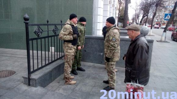 На Театральній збираються люди в камуфляжах, фото №2 на сайті 20minut.ua