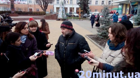 На Театральній збираються люди в камуфляжах, фото №3 на сайті 20minut.ua