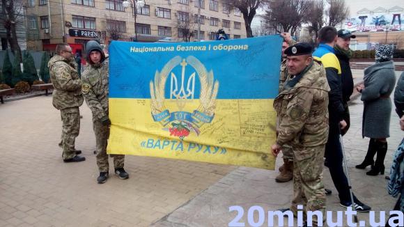 На Театральній збираються люди в камуфляжах, фото №5 на сайті 20minut.ua