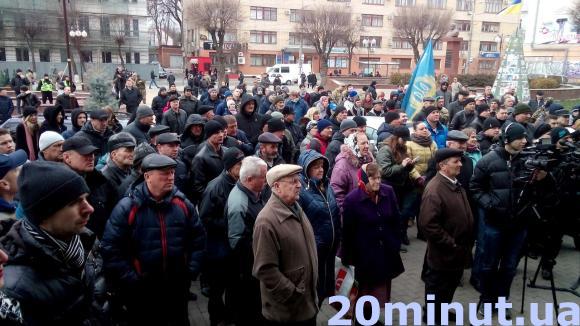 На Театральній збираються люди в камуфляжах, фото №9 на сайті 20minut.ua