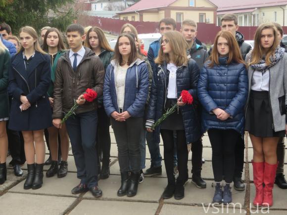 На відкритті пам'ятної дошки загиблому в АТО хмельничанину діти втрачали свідомість, фото №1 на сайті vsim.ua