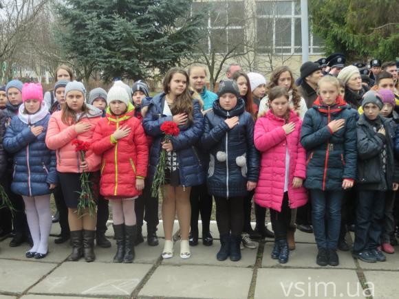 На відкритті пам'ятної дошки загиблому в АТО хмельничанину діти втрачали свідомість, фото №2 на сайті vsim.ua