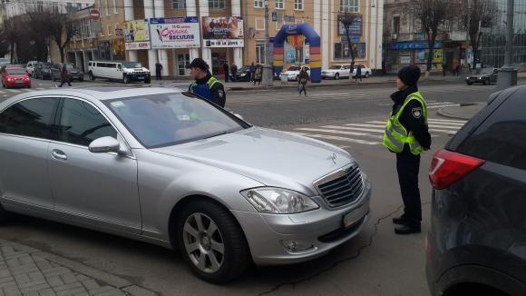 Нардеп Анатолій Матвієнко поскандалив з патрульними і назвав їх хамами, фото №1 на сайті 20minut.ua
