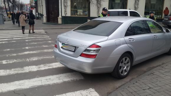 Нардеп Анатолій Матвієнко поскандалив з патрульними і назвав їх хамами, фото №3 на сайті 20minut.ua