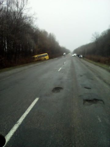 Під Віницею маршрутка зіткнулась з легковиком та злетіла у кювет на сайті 20minut.ua Під Віницею маршрутка зіткнулась з легковиком та злетіла у кювет, фото №2 на сайті 20minut.ua