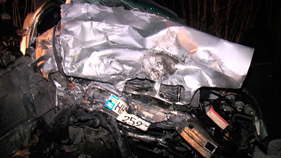 Під Вінницею сталася смертельна аварія. Рятувальники вирізали з “БМВ” загиблих батьків водія на сайті 20minut.ua Під Вінницею сталася смертельна аварія. Рятувальники вирізали з “БМВ” загиблих батьків водія, фото №3 на сайті 20minut.ua