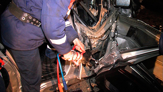 Під Вінницею сталася смертельна аварія. Рятувальники вирізали з “БМВ” загиблих батьків водія на сайті 20minut.ua Під Вінницею сталася смертельна аварія. Рятувальники вирізали з “БМВ” загиблих батьків водія, фото №4 на сайті 20minut.ua