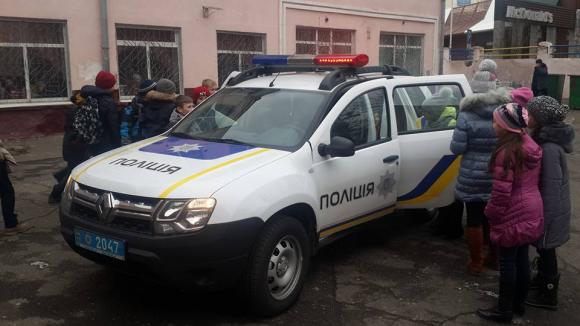 Поки одні вінницькі копи б’ють автівки, інші вчать школярів правилам дорожнього руху на сайті 20minut.ua Поки одні вінницькі копи б’ють автівки, інші вчать школярів правилам дорожнього руху, фото №1 на сайті 20minut.ua
