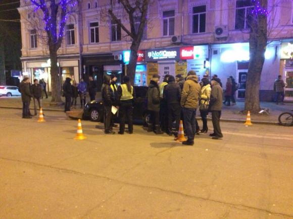 П’яний підполковник на службовому авто збив клумбу і виїхав на пішохідну частину, фото №2 на сайті vsim.ua