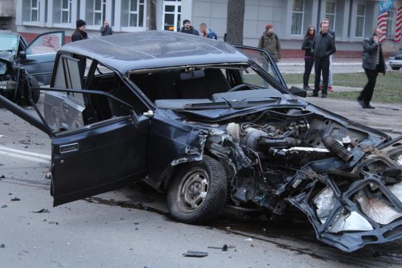 Смертельна аварія на Пирогова: Дві машини розбиті вщент, один загиблий (ФОТО, ВІДЕО), фото №1 на сайті 20minut.ua