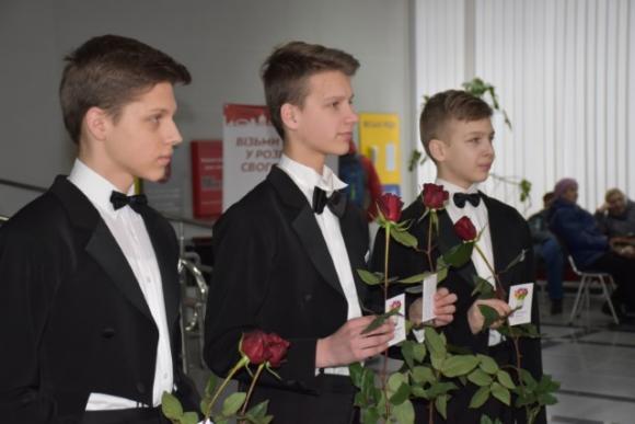 Сьогодні вінничанок обдаровують квітками в Прозорому офісі на сайті 20minut.ua Сьогодні вінничанок обдаровують квітками в Прозорому офісі, фото №1 на сайті 20minut.ua