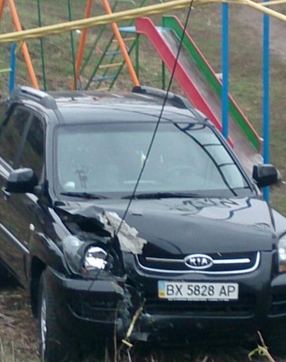 У Хмельницькому п’яна жінка на «KIA» в’їхала в дитячий майданчик, фото №1 на сайті vsim.ua