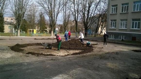 У Тернополі на території школи роблять дендрарій (ОНОВЛЕНО), фото №2 на сайті 20minut.ua