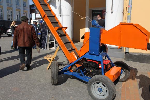У Вінниці біля Експоцентру продавали сонячну батарею та деревоподрібнювальну машину, фото №2 на сайті 20minut.ua