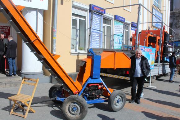 У Вінниці біля Експоцентру продавали сонячну батарею та деревоподрібнювальну машину, фото №3 на сайті 20minut.ua