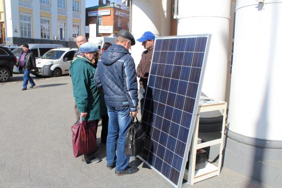 У Вінниці біля Експоцентру продавали сонячну батарею та деревоподрібнювальну машину, фото №5 на сайті 20minut.ua