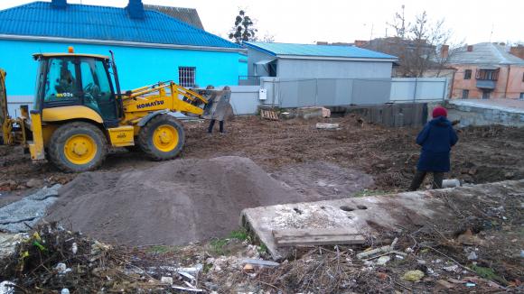 У Вінниці на будмайданчику ледь не "поховали" під плитою собаку і вісім цуциків, фото №5 на сайті 20minut.ua