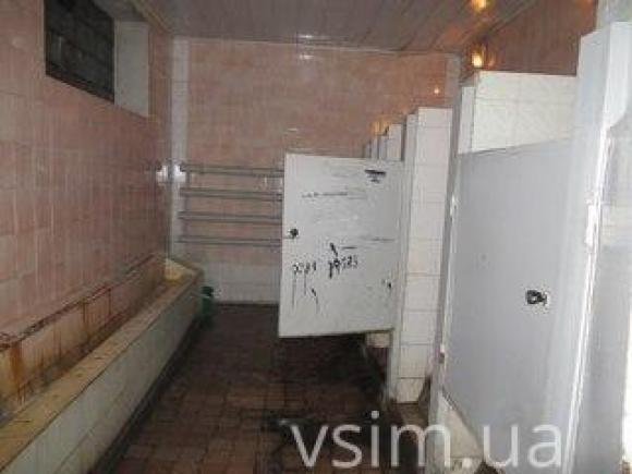 За замком і купою сміття: безкоштовний туалет на залізничному вокзалі досі «простоює» на сайті vsim.ua За замком і купою сміття: безкоштовний туалет на залізничному вокзалі досі «простоює», фото №1 на сайті vsim.ua