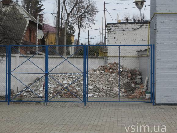 За замком і купою сміття: безкоштовний туалет на залізничному вокзалі досі «простоює», фото №2 на сайті vsim.ua