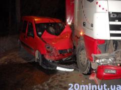 Жахлива ДТП біля Тернополя: таксист протаранив Renault, яке від удару відкинуло під вантажівку, фото №3 на сайті 20minut.ua