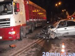 Жахлива ДТП біля Тернополя: таксист протаранив Renault, яке від удару відкинуло під вантажівку, фото №4 на сайті 20minut.ua